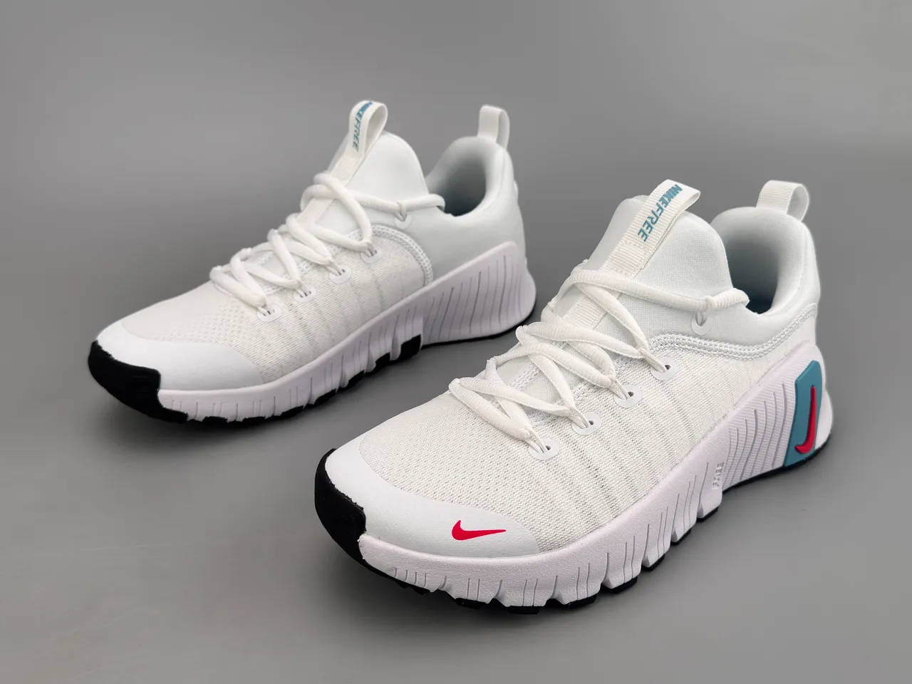 Nike Free RN chaussures de course avec upper en knit blanc et rouge, semelle segmented flex groove 9