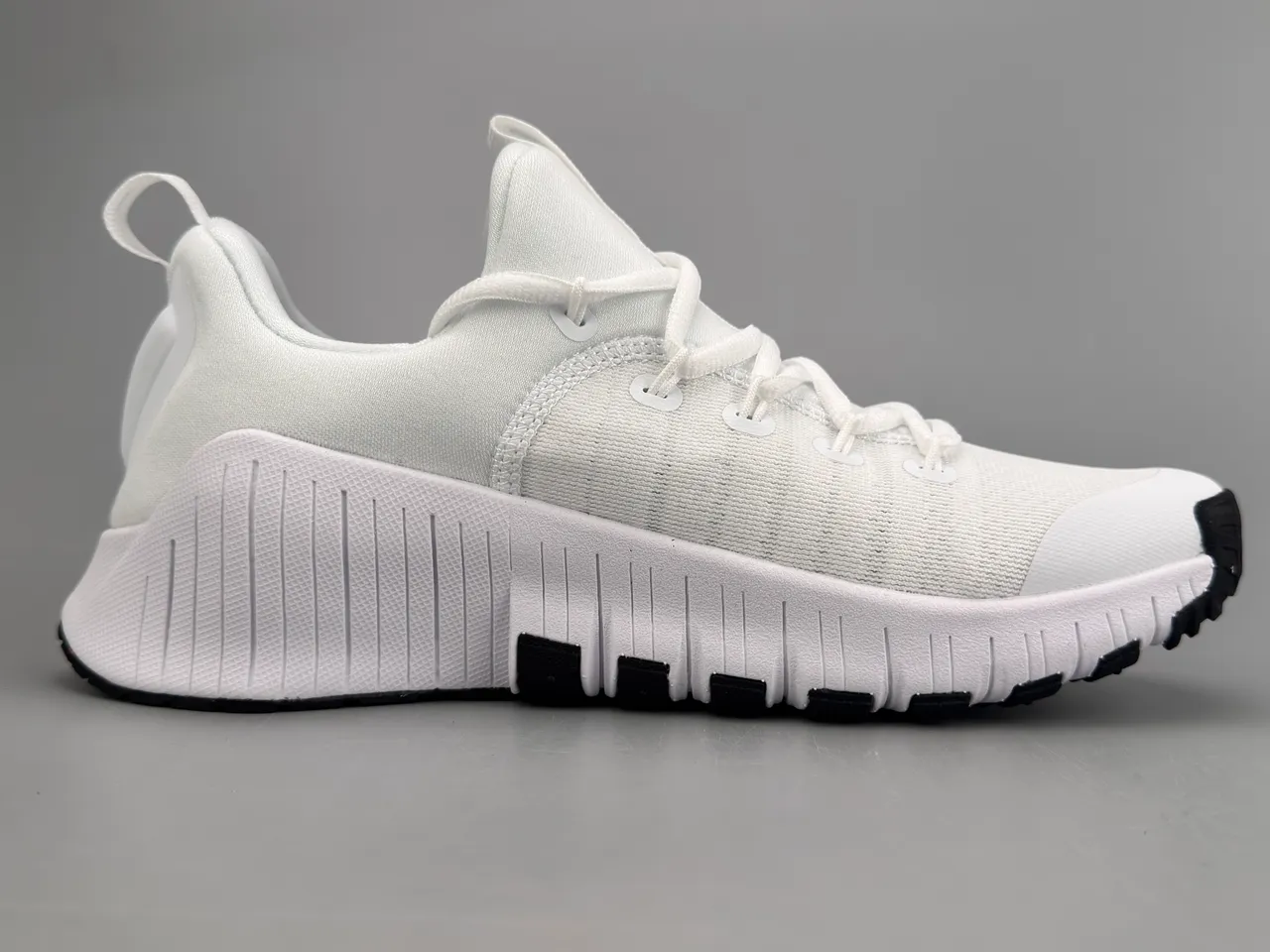 Nike Free RN chaussures de course avec upper en knit blanc et rouge, semelle segmented flex groove 10
