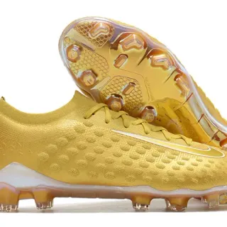 Nike Tênis de futebol com upper em malha dourado transparente metálico, superfície texturizada com padrão de pontos e superfície firme