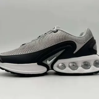 Nike أحذية رياضية رمادية سوداء شبكية مثقوبة مصممة اصطناعية في قفص سميك
