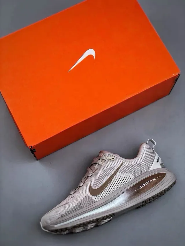 Nike Gray Brown Engineered Knit Upper Visible ZoomX Heel Unit Running Shoes 3