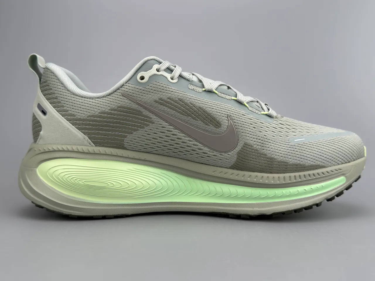 Nike Gray Green Engineered Knit Upper Wave-Patterned ZoomX Midsole Running Shoes 9