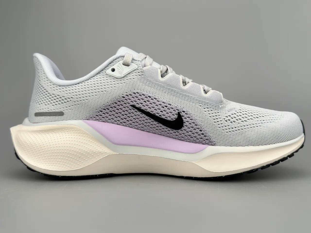 Nike Gray Pink Engineered Mesh Upper Layered React + Air Zoom Midsole Running Shoes 2