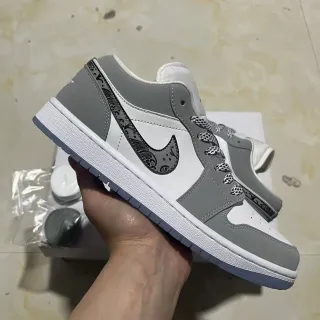 Nike Gray White Low-Top Silhouette Wave-Patterned Swoosh Lifestyle Sneakers