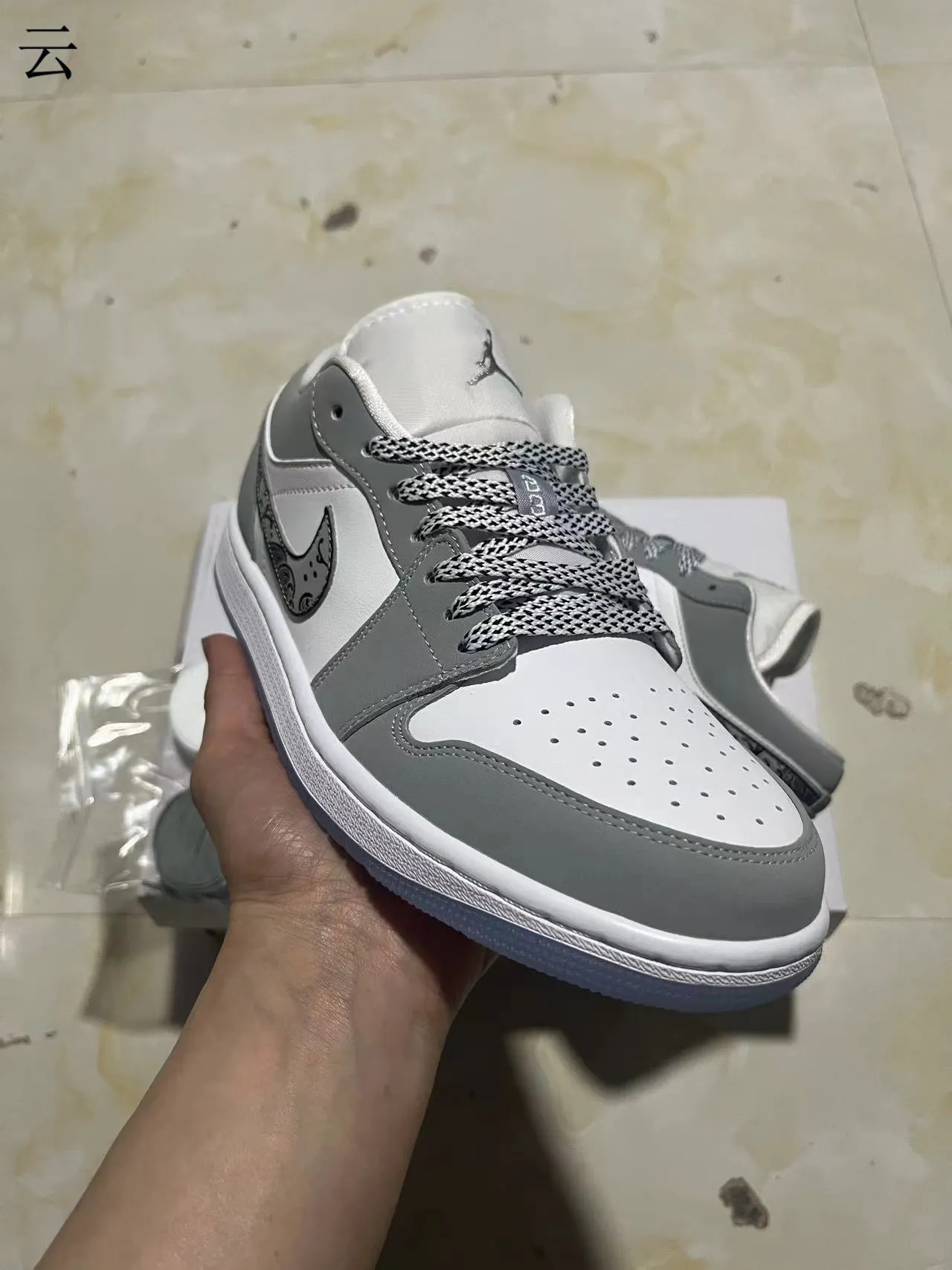 Nike Gray White Low-Top Silhouette Wave-Patterned Swoosh Lifestyle Sneakers 2