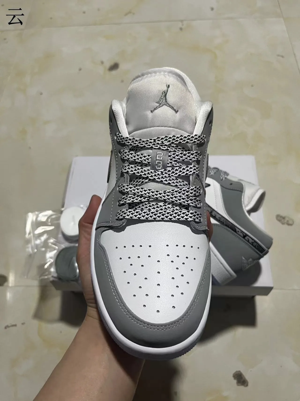 Nike Gray White Low-Top Silhouette Wave-Patterned Swoosh Lifestyle Sneakers 3