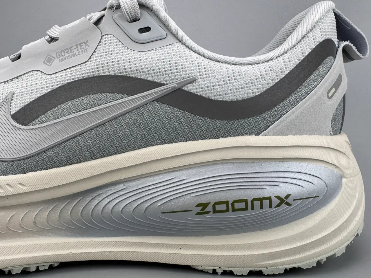 Nike Zapatillas de running gris blanco con upper de malla GORE-TEX impermeables 2