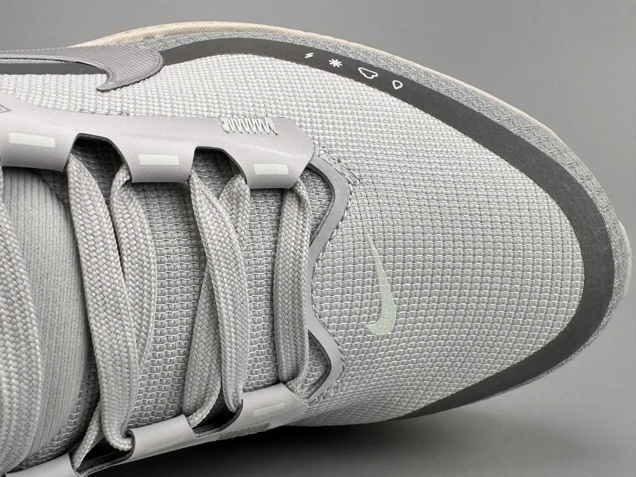 Nike Zapatillas de running gris blanco con upper de malla GORE-TEX impermeables 3