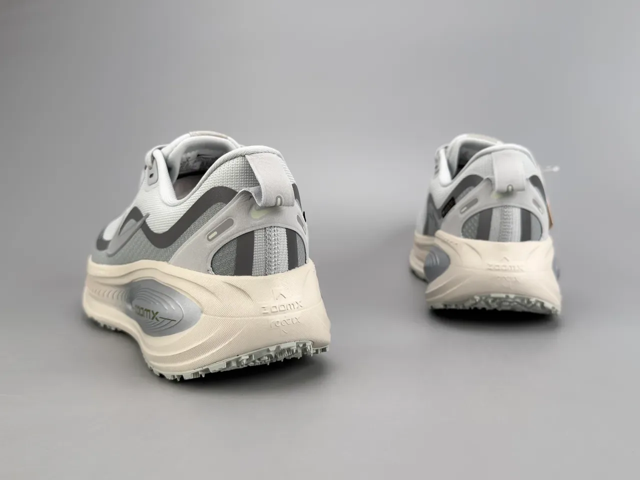Nike Zapatillas de running gris blanco con upper de malla GORE-TEX impermeables 4