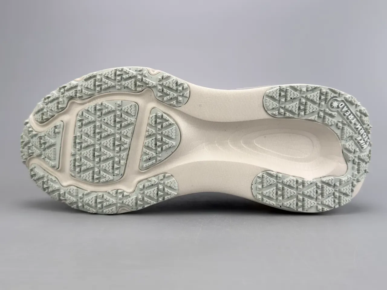 Nike Zapatillas de running gris blanco con upper de malla GORE-TEX impermeables 6
