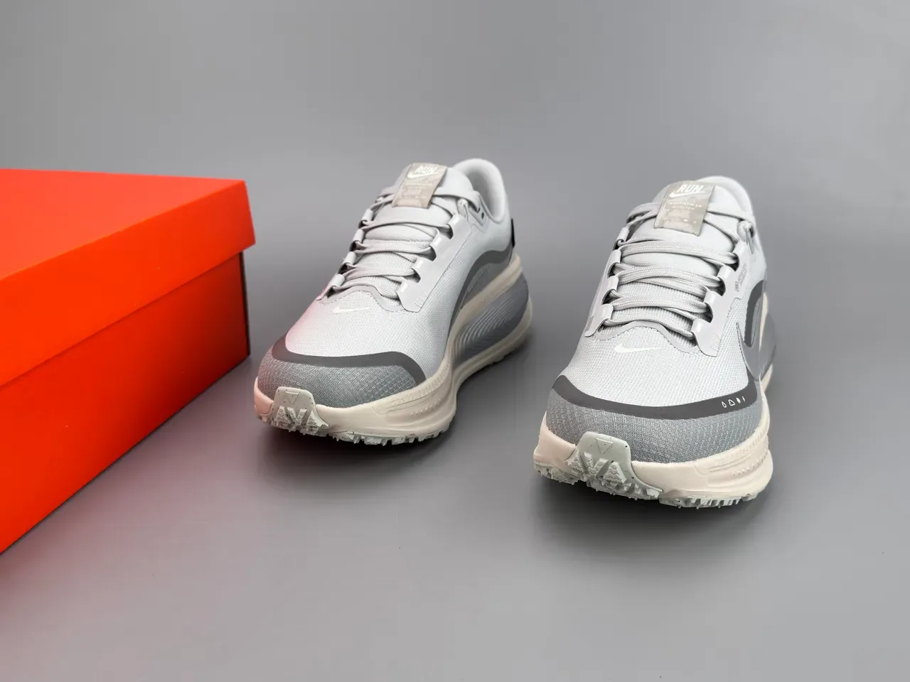 Nike Zapatillas de running gris blanco con upper de malla GORE-TEX impermeables 7