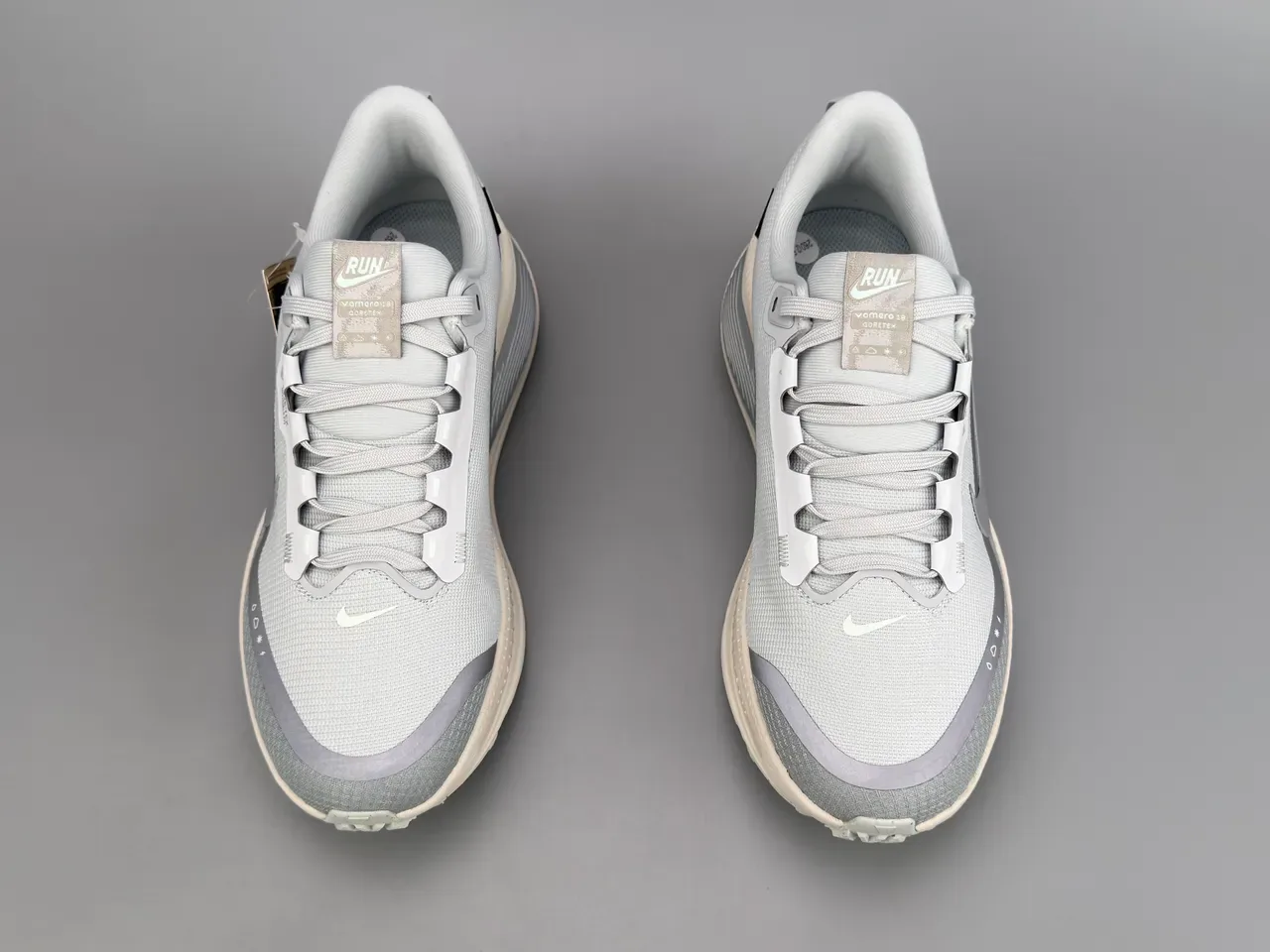 Nike Zapatillas de running gris blanco con upper de malla GORE-TEX impermeables 9