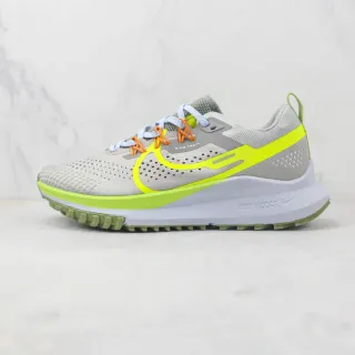 Nike Chaussures de course grises jaunes avec upper mesh ingénierie accent Swoosh neón