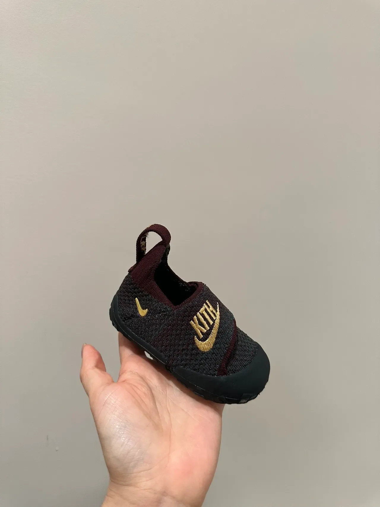 Nike Multicolor Knit Slip-On Pull-Tab Heel Lifestyle Sneakers 24