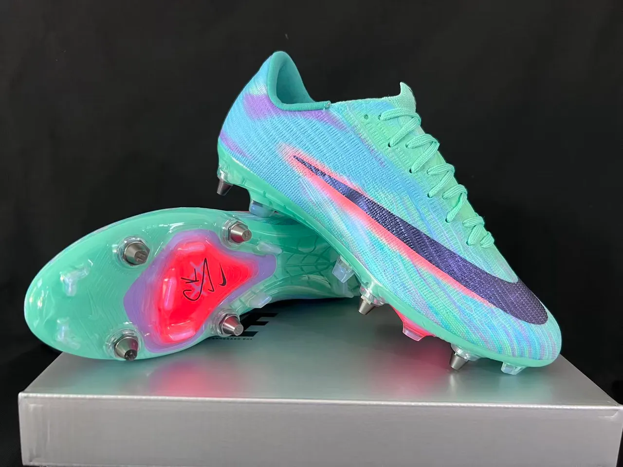Nike Multicolor Transparent Low-Cut Knit Upper Iridescent Gradient Finish Firm-Ground Soccer Shoes 1