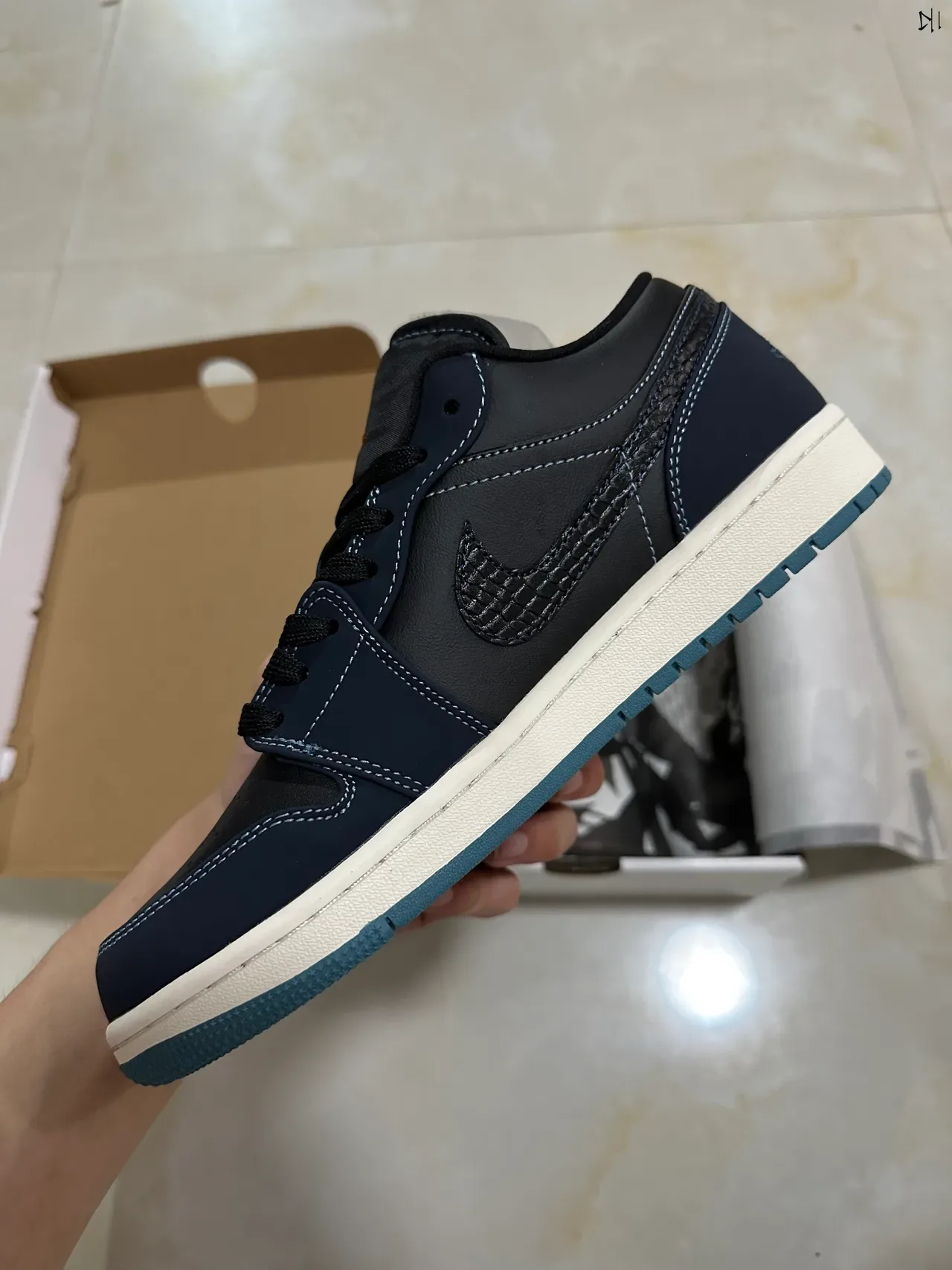 Nike Navy Black Low-Top Silhouette Textured Swoosh Overlay Basketball Shoes 5