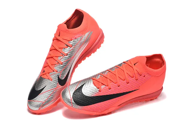 Nike Zapatillas de fútbol turf con upper de knit sintético y overlay Chevron en naranja y negro 2
