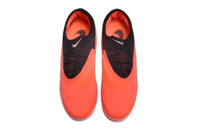 Nike Zapatillas naranja y negro de corte bajo Sistema de cordones asimétrico Zapatillas de fútbol para césped 2