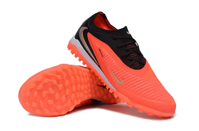 Nike Zapatillas naranja y negro de corte bajo Sistema de cordones asimétrico Zapatillas de fútbol para césped 3
