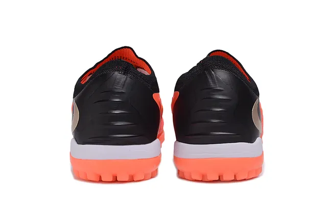 Nike Zapatillas naranja y negro de corte bajo Sistema de cordones asimétrico Zapatillas de fútbol para césped 4