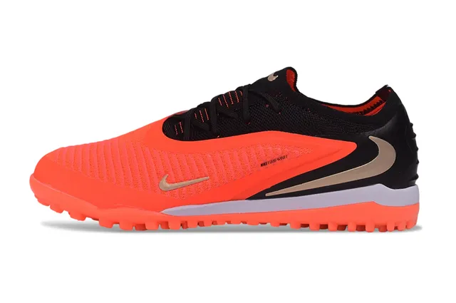 Nike Zapatillas naranja y negro de corte bajo Sistema de cordones asimétrico Zapatillas de fútbol para césped 8