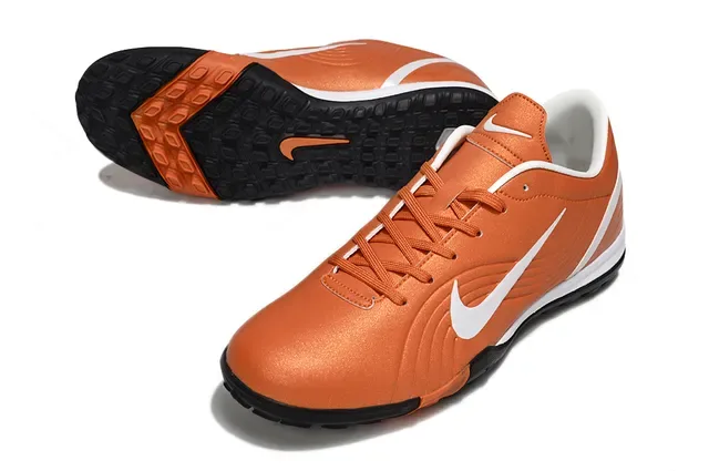 Nike chaussures de football indoor orange et blanc basse coupe avec haut synthétique 3