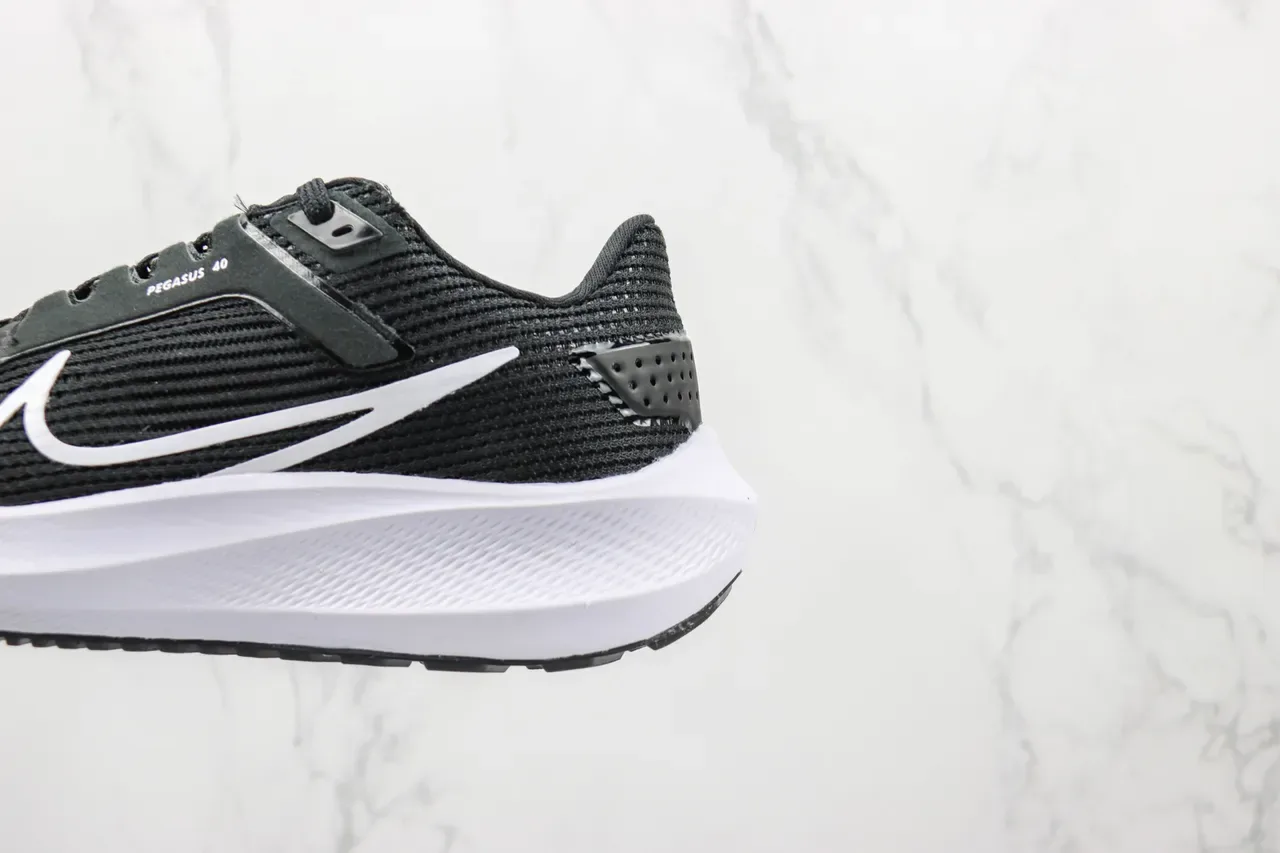 Nike Pegasus 40 Zapatillas de correr Negro y Blanco 7