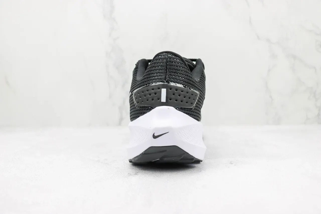 Nike Pegasus 40 Zapatillas de correr Negro y Blanco 9