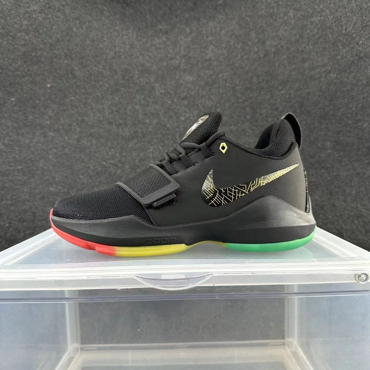 Nike PG Chaussures de Basketball Noir Multicolore Avec Upper en Maille et Synthétique Swoosh Motif Circuit en Or 1