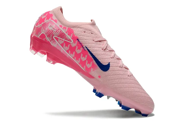 Nike গোলাপি নীল নিট উপর প্যাটার্ন্ড ওভারলে ফার্ম-গ্রাউন্ড সকার জুতো 2