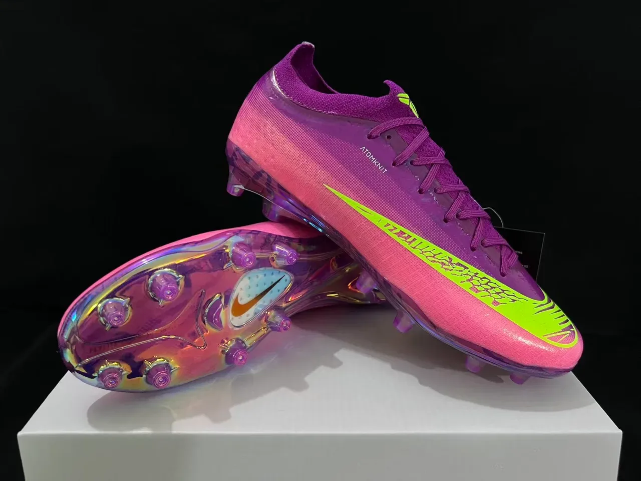 Nike حذاء كرة القدم مع تدرج قزحي الألوان الوردي والأرجواني وسووش نيون ليمون للأرضية الصلبة 11