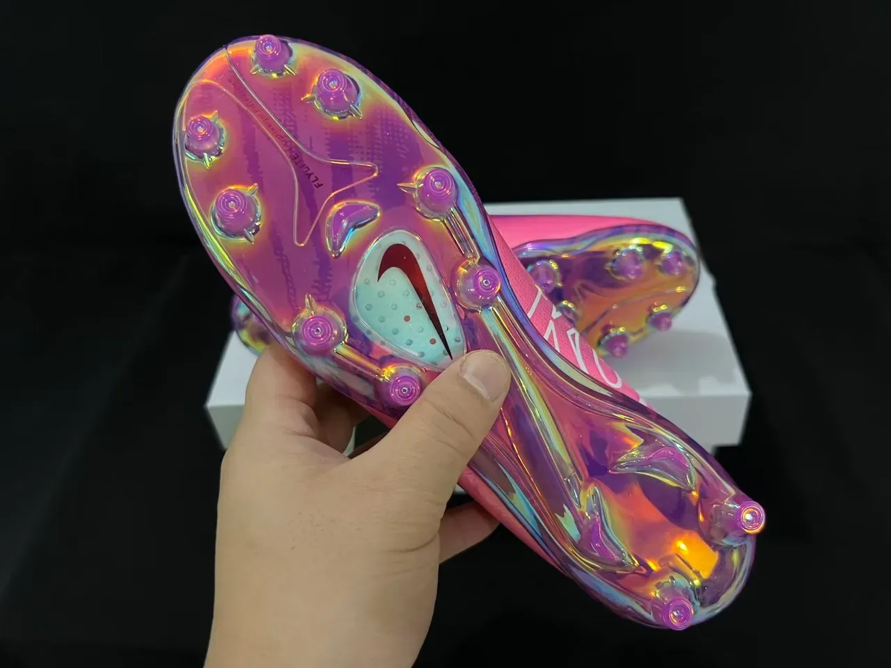 Nike حذاء كرة القدم مع تدرج قزحي الألوان الوردي والأرجواني وسووش نيون ليمون للأرضية الصلبة 12