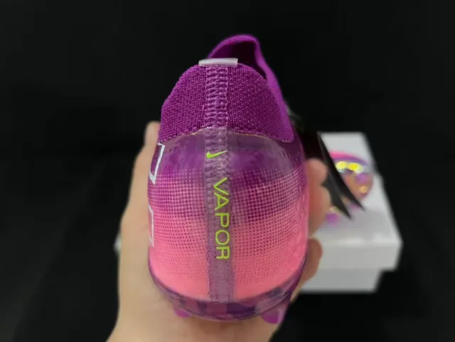 Nike حذاء كرة القدم مع تدرج قزحي الألوان الوردي والأرجواني وسووش نيون ليمون للأرضية الصلبة 13