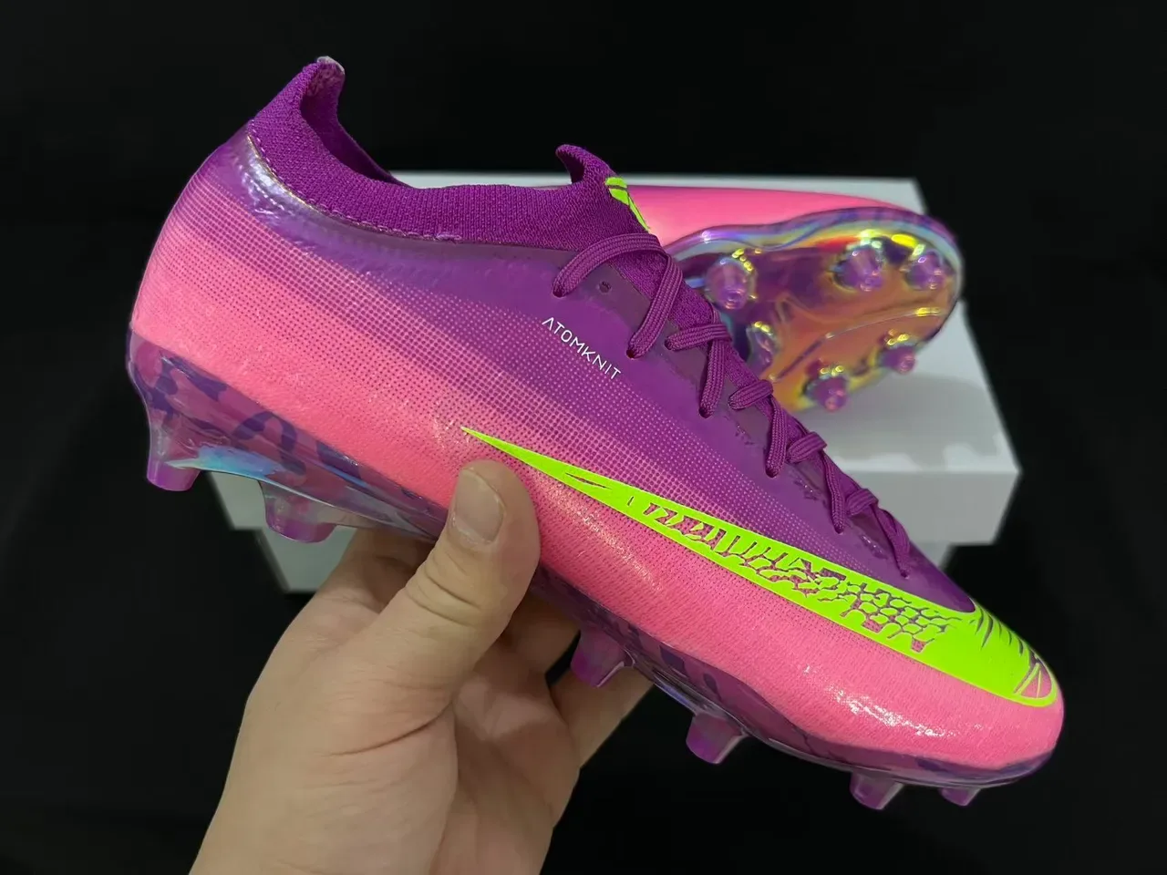 Nike حذاء كرة القدم مع تدرج قزحي الألوان الوردي والأرجواني وسووش نيون ليمون للأرضية الصلبة 16
