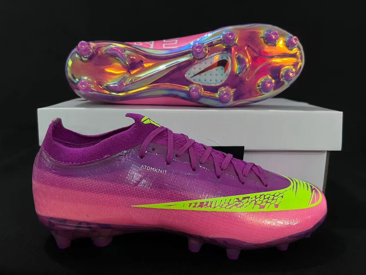 Nike حذاء كرة القدم مع تدرج قزحي الألوان الوردي والأرجواني وسووش نيون ليمون للأرضية الصلبة 17