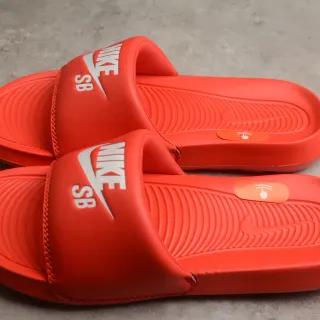 Nike SB Koston Slide लाल चप्पल