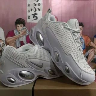 Nike Shox أبيض فضي شبكة مثقوبة حذاء رياضي كبير