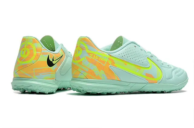 Nike Tiempo Blanc et Bleu Low-Cut Lacets Perforé Haut Turf Chaussures de Football 18