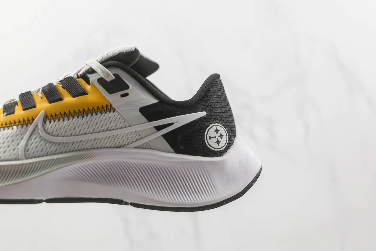 Nike White Black Breathable Engineered Mesh Upper Sculpted Ridged Midsole Running Shoes 7
