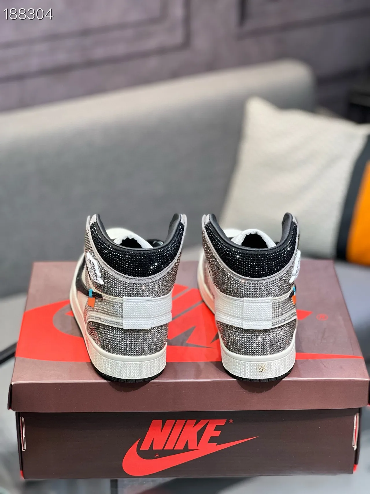 Nike Chaussures de Basketball Hautes Blanches Noires avec Brillants et Superpositions 2