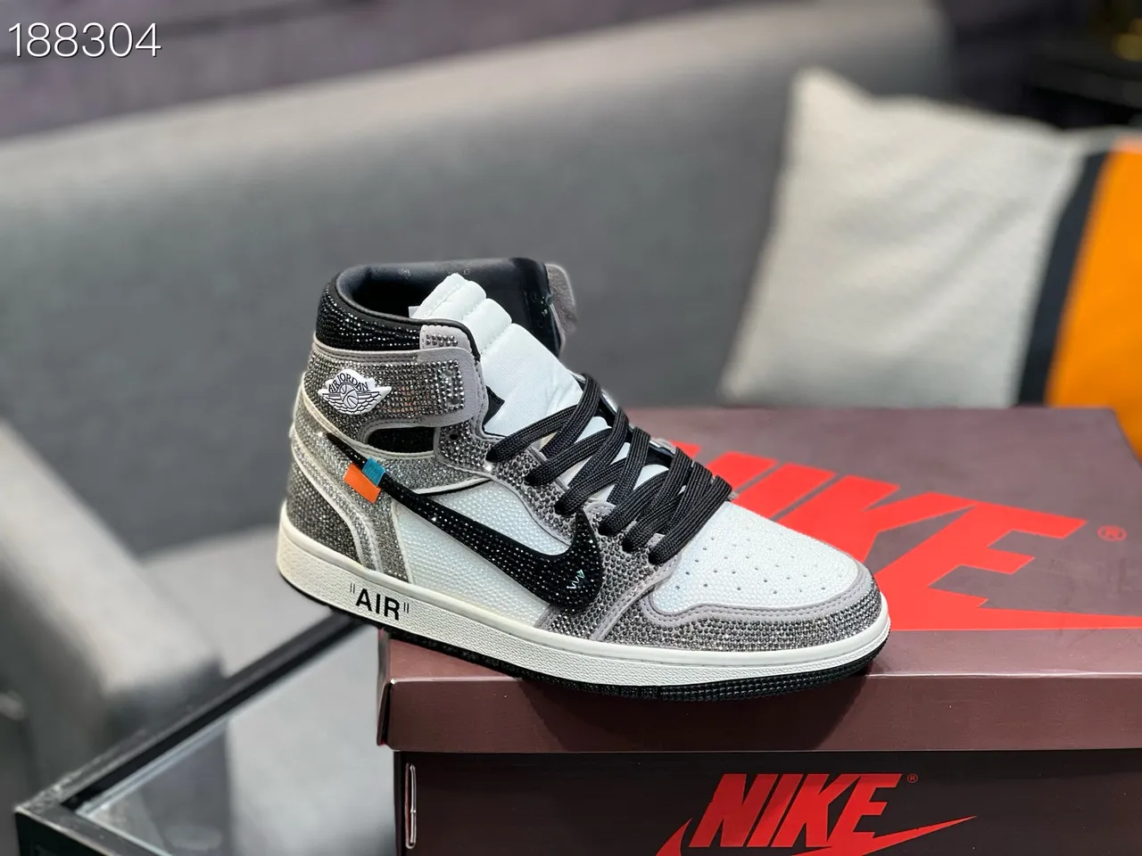 Nike Chaussures de Basketball Hautes Blanches Noires avec Brillants et Superpositions 4