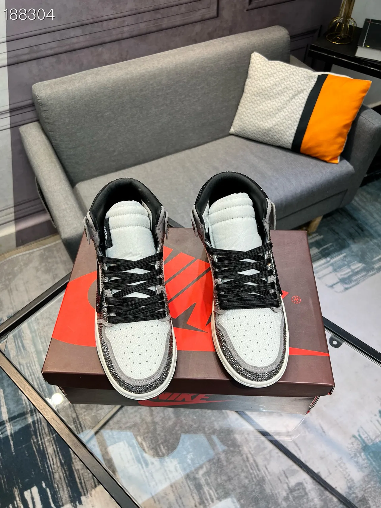 Nike Chaussures de Basketball Hautes Blanches Noires avec Brillants et Superpositions 6