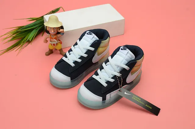 Nike White Black Low-Top Padded Collar Lifestyle Sneakers 9
