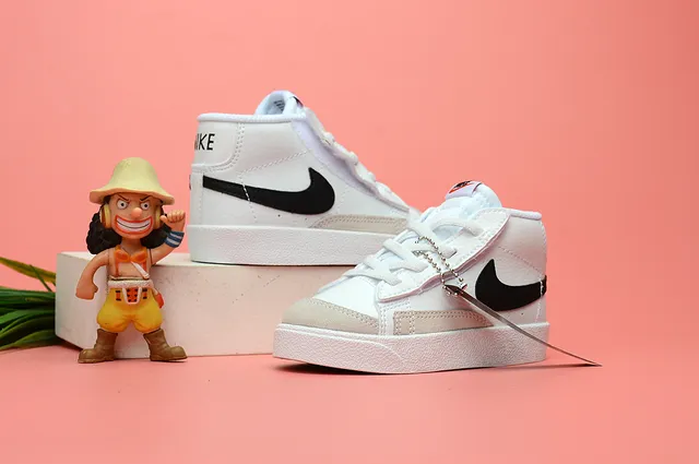 Nike White Black Low-Top Padded Collar Lifestyle Sneakers 20