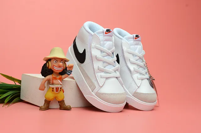 Nike White Black Low-Top Padded Collar Lifestyle Sneakers 21