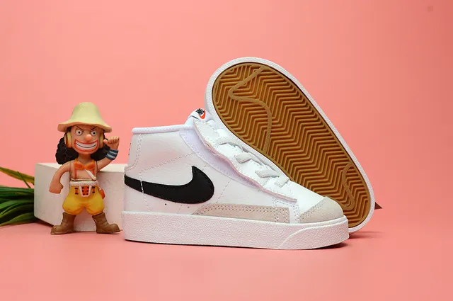 Nike White Black Low-Top Padded Collar Lifestyle Sneakers 23