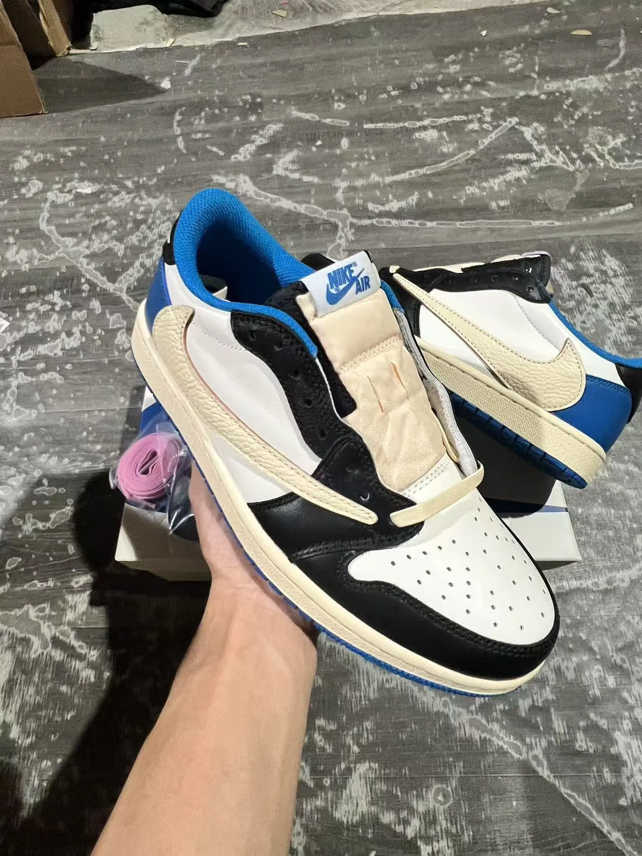 Nike White Blue Low-Top Leather-Panelled Lifestyle Sneakers 2