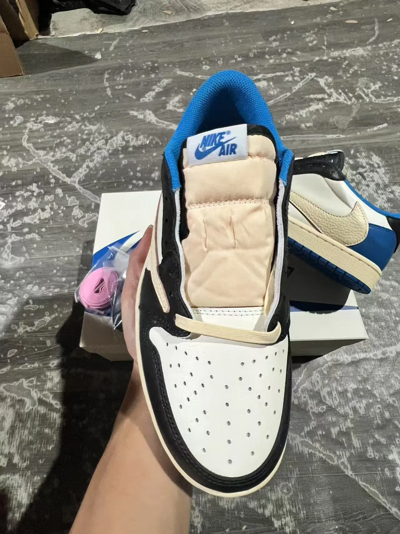 Nike White Blue Low-Top Leather-Panelled Lifestyle Sneakers 3