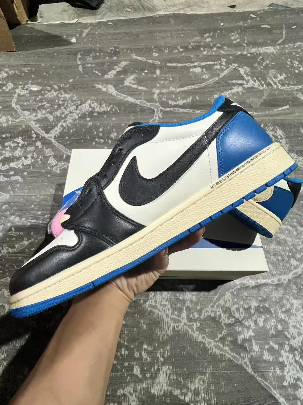 Nike White Blue Low-Top Leather-Panelled Lifestyle Sneakers 5