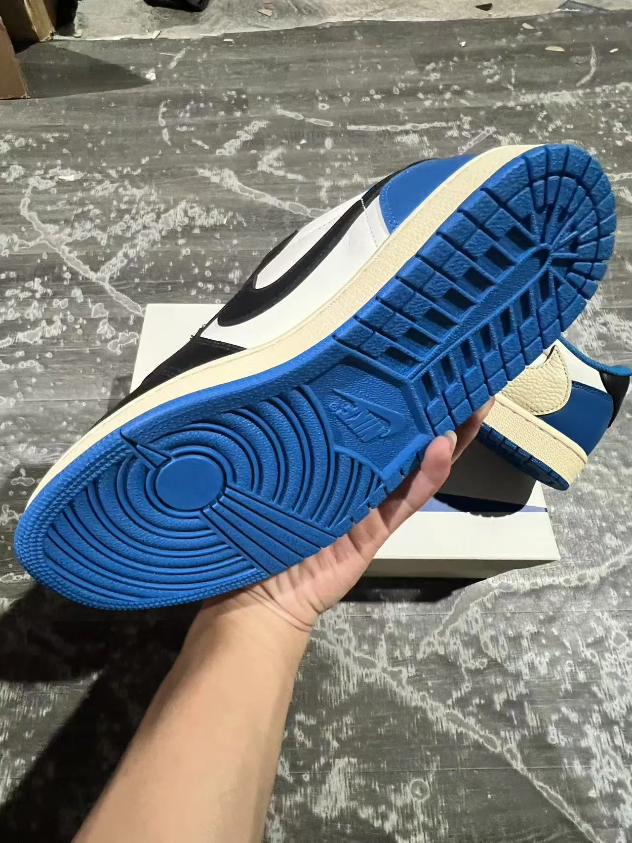 Nike White Blue Low-Top Leather-Panelled Lifestyle Sneakers 6